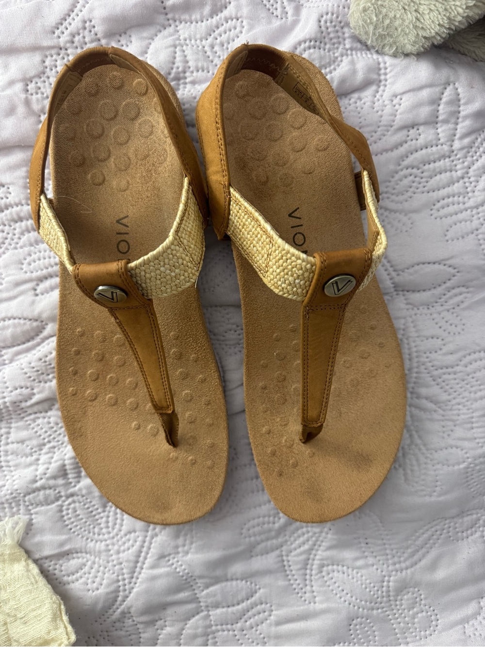 Vionic Tan and Cream Woven Thong Sandals